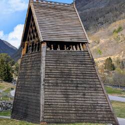 Das ist der Glockenturm der Stabkirche