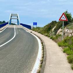 C'est la que j'ai failli vomir après avoir passé le pont. On ne voit pas le vent 💨 sur la photo