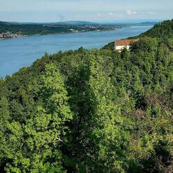 Blick von der Ruine Alt-Bodman über das Kloster Frauenberg auf den Überlinger See