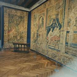 Saal mit Wandteppichen