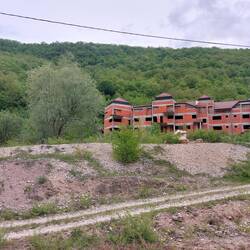 Könnte vom Benko sein. Schwarzbau??? Jedenfalls mega Ruine mit 6 Appartementhäusern dazu