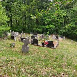 Orthodoxer Friedhof mitten im Wald