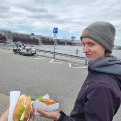 Alexs-Aal-Brötchen war nicht ganz nach Aninas Geschmack.