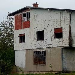 Völlig zerschossen Häuser sieht man oft