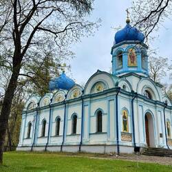 Die blaue orthodoxe Kirche setzt einen überraschenden Kontrast zur mittelalterlichen Atmosphäre.