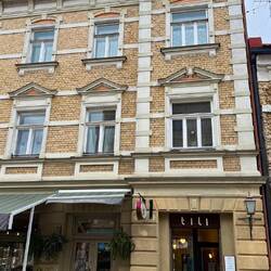 Zwischen historischen Gebäuden finden sich moderne Cafés, kleine Designläden und Kulturorte.