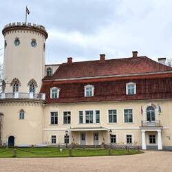 Das neue Schloss (18.-19. Jh.) ist das elegante Gegenstück zur mittelalterlichen Burgruine.
