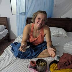Laura probiert scharfes Essen auf Sri Lanka 🔥