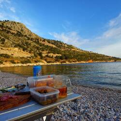 Esse griechische Oliven die ich in Albanien gekauft hab am Griechischen Strand von Chios🤪