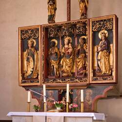 Der Altar, allerdings nach Norden ausgerichtet