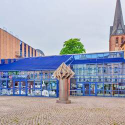 Touristinfo und Stadtbibliothek (links)