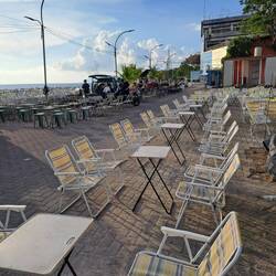 Die Stühle stehen bereit für den Sonnenuntergang