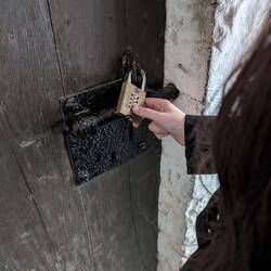 Und Vanessa hat am Schloss probiert ob die Stamdardkombi drin ist