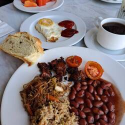 Frühstück ☕ halb indonesisch, halb Englisch Breakfast 🍳 aber vegetarisch