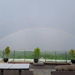 Auf der Dachterrasse lässt sich gut Gewitter und Regenbogen gucken ...