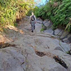 ... und führt dann immer bergauf einen alten Lava-Fluss entlang