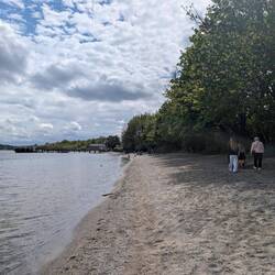 Aber der Strand sieht doch ein bisschen nach Thailand aus!? So mit zugekniffenen Augen?