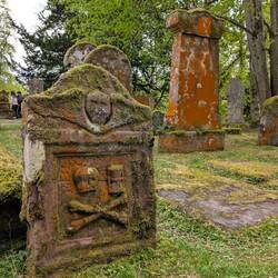 Tolle Grabsteine an der Kirche in Luss