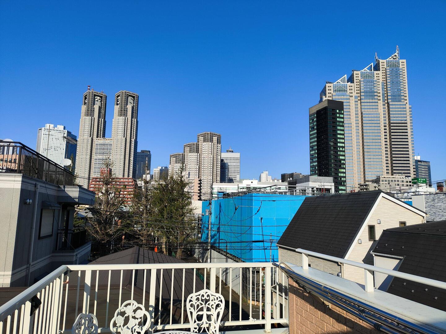 Aussicht vom Dach meiner zweiten Bleibe in Tokio (kein Friedhof!).