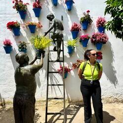 Lucia erklärt uns die Historie der Patios