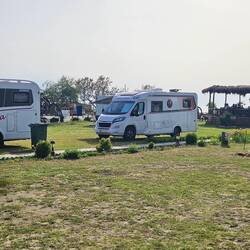 genial positioniert zwischen Restaurant und Strand