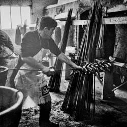 Historical photo ... threading the eels onto skewers — Manifattura dei Marinati.