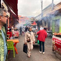 Tolle Grillstände mitten im Markt.