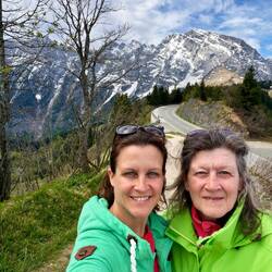 Mama und Sonja mit Grossem Göll im Hintergrund