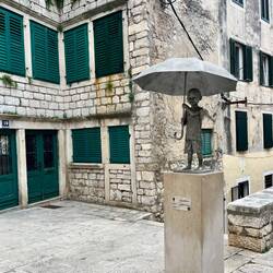 Tiens il doit souvent pleuvoir ici, même les statues ont des parapluies