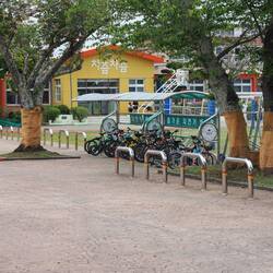 Kinder kommen mit dem Fahrrad zur Schule / Kids come by bike to school