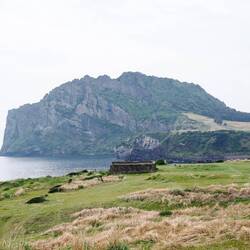 Seongsan, zwei zusammengewachsene erloschene Vulkane / Two fused extinct volcanos