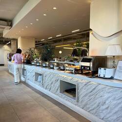 Hotelfrühstück, eine Seite der Theke / Hotel breakfast, one side of the counter
