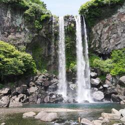 Dieser Wasserfall stürzt direkt ins Meer / This waterfall plunges directly into the sea
