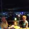 Und abends auf der Dachterrasse will die nette Bedienung unbedingt ein Foto von uns beim 🍕 Essen