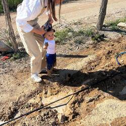 Duru et son fils Ali au jardin