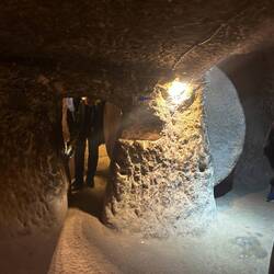 Dans les villes souterraines des systèmes de pierres rondes servent à verrouiller certains passages