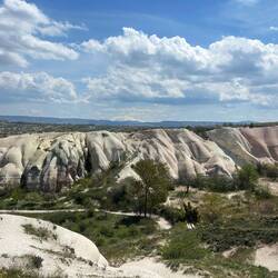 L'étendue des formations géologiques de Cappadoce est immense ici à Göreme