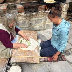 Sonia apprend à fabriquer le Gözleme