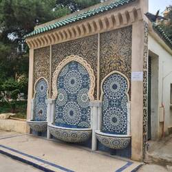 Ausgediente Wasserstellen/Brunnen, aber wunderschöne Mosaike