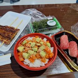 Gegrillter Aal am Spieß, Lachs-Avocado-Reis Bowl, Umi Bodo (Traubenseetang), fetter Thunfisch Sushi