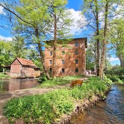 Wassermühle mit Hochzeitsgesellschaft