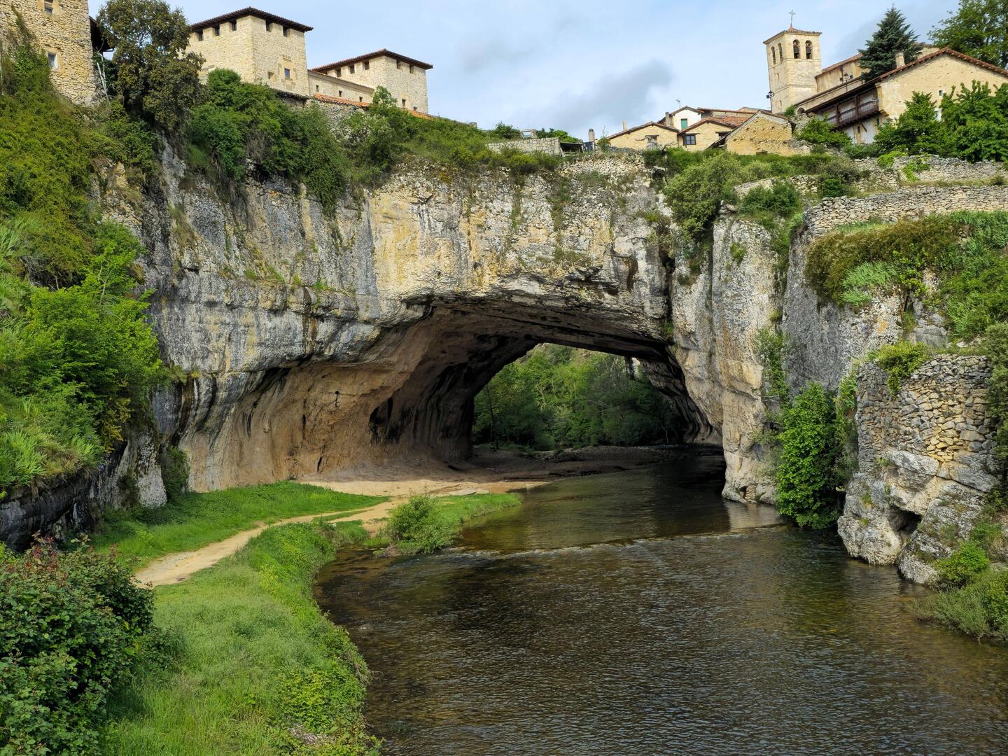Bebaute Felsenbrücke in Puentedey