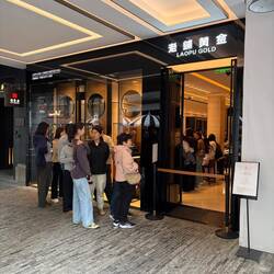 People lined up to buy gold