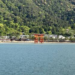Das rote Torii des Itsukushima Schreins auf der Insel Miyajima.