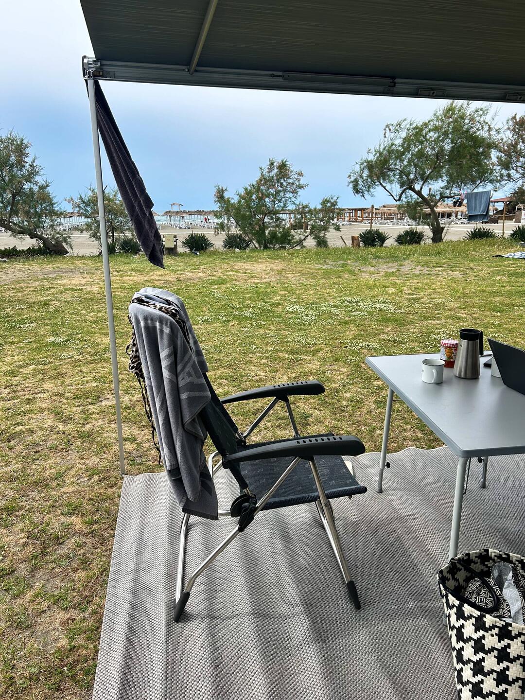 Frühstückstischen mit Meerblick