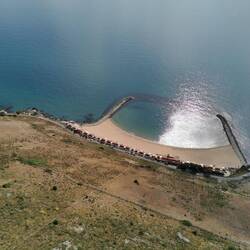Kljub majhnosti (35.000 prebivalcev, 22.000 je originalnih) imajo praktično vse. Svojo plažo...