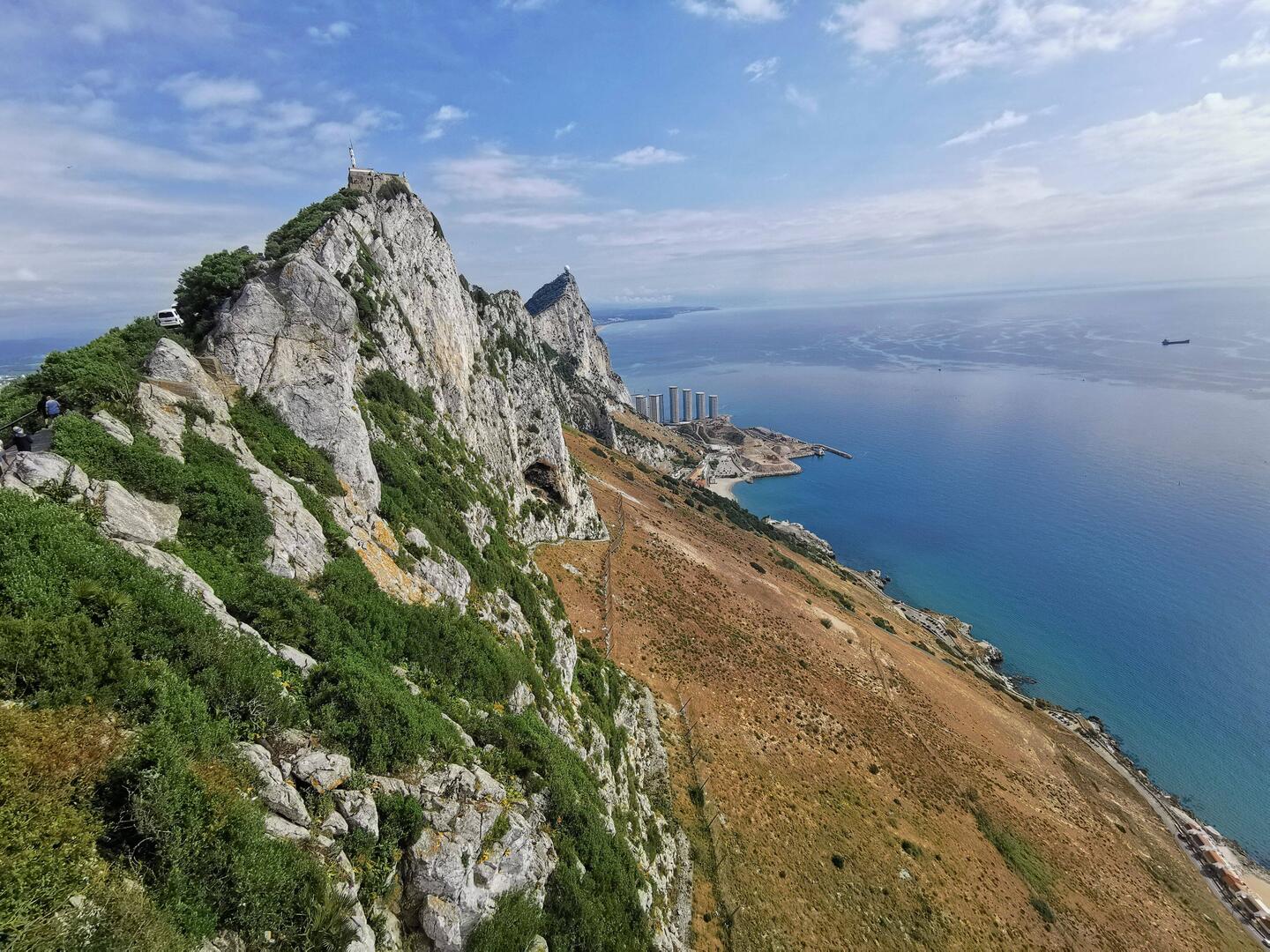 345 metrov visoko nad morje štrli Gibraltarska skala.