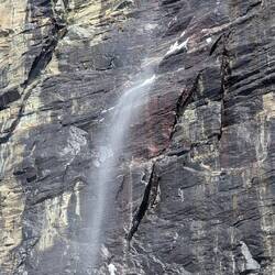 Das soll er sein, der Kjosfossen-Wasserfall. Derzeit nur ein Rinnsal