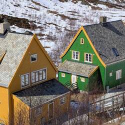 Bunte Häuschen erfrischen die winterliche Landschaft
