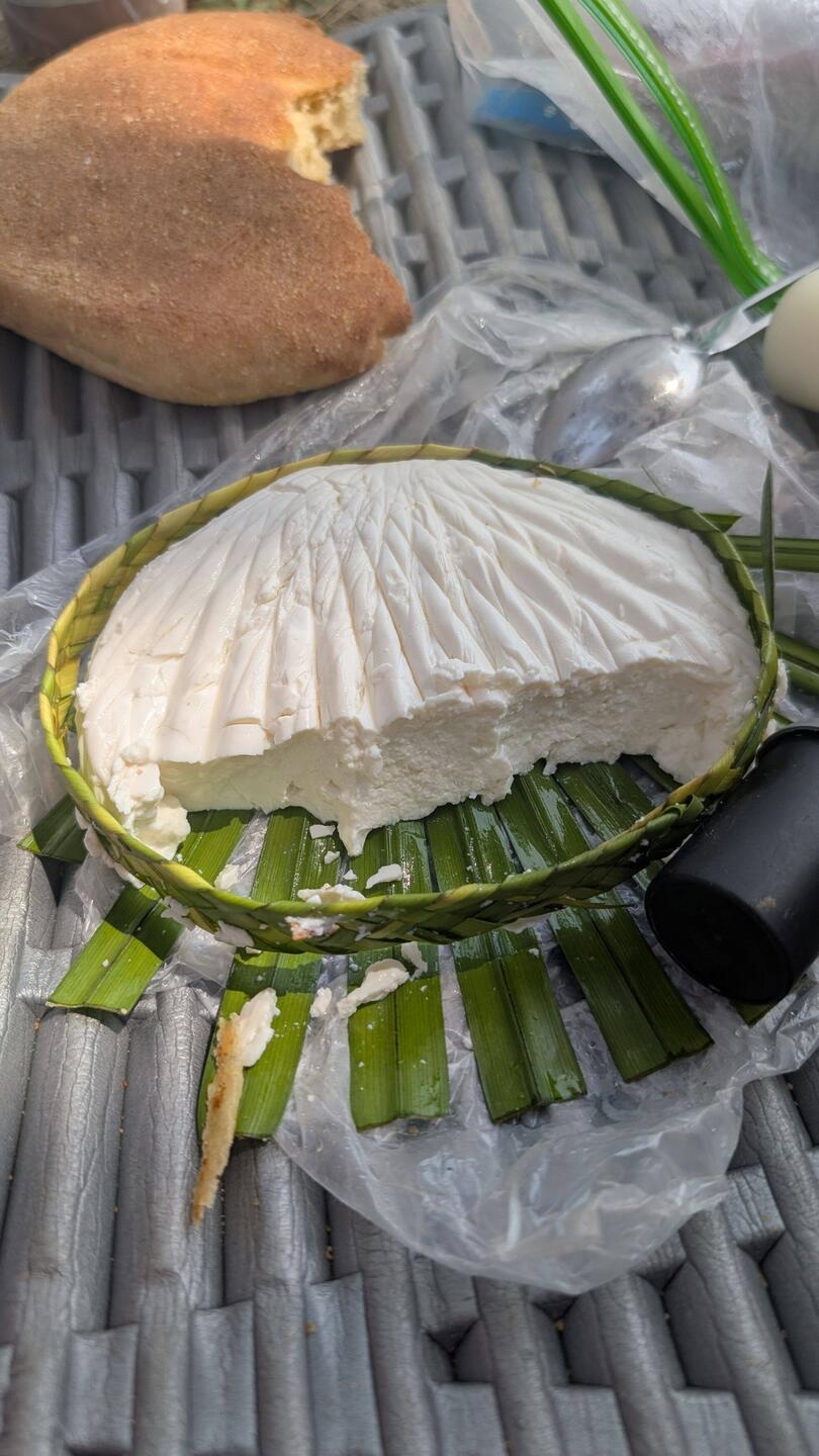 Solcher Käse wird am Straßenrand verkauft und schmeckt wie feste Milch